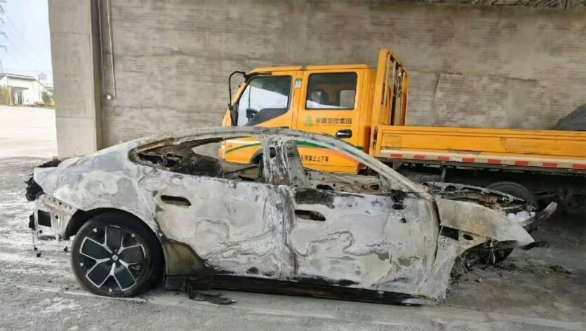Autopilot crashes Xiaomi SU7 due to unexpected lane change at high speed